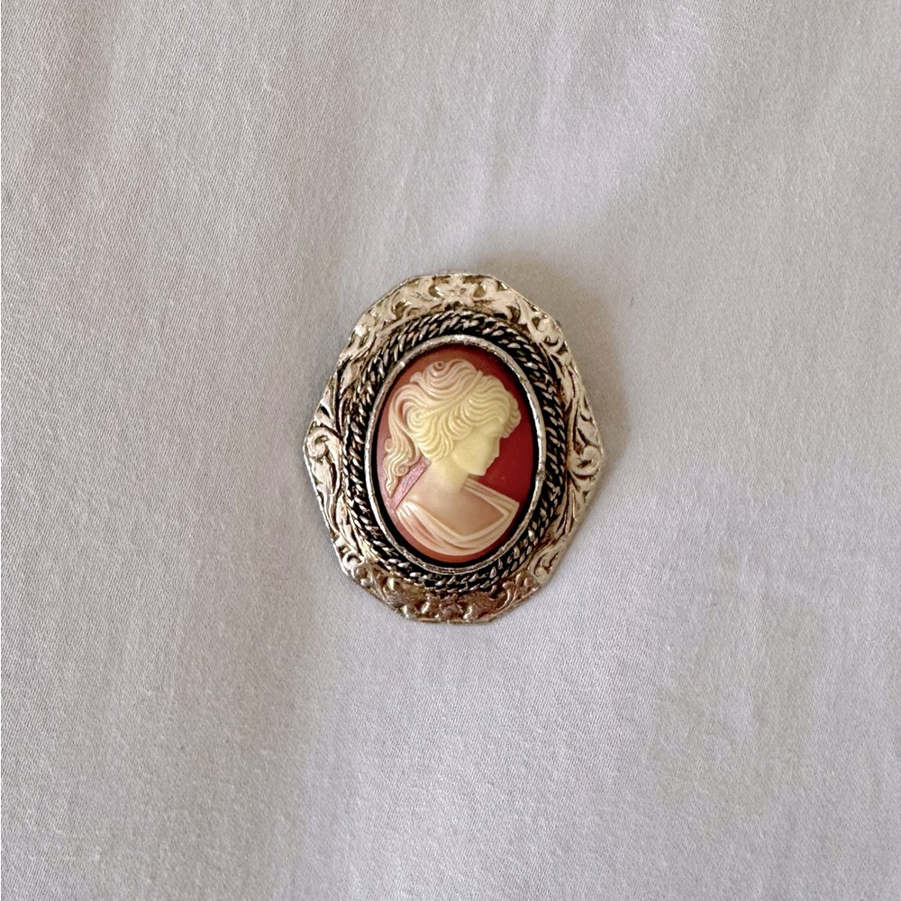 Vintage 1970s Peri cameo broach